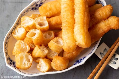  Deep-Fried Dough Sticks With Sesame Seeds: A Harmonious Blend of Crispy Texture and Aromatic Savory Delight?