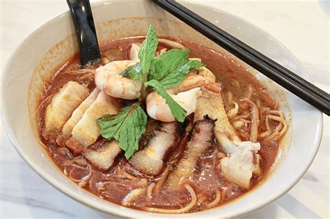 Ipoh Curry Mee: A Soul-Warming Explosion of Aromatic Spices and Velvety Coconut Broth!